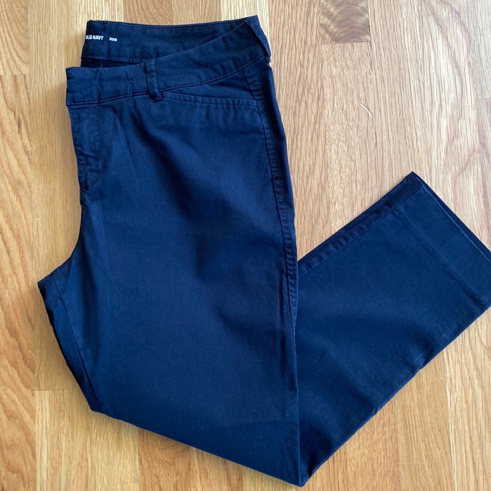 Old Navy Cropped Pixie Chino Size 10 Short
